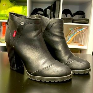 Levi’s Women’s Booties Black Size 7.5